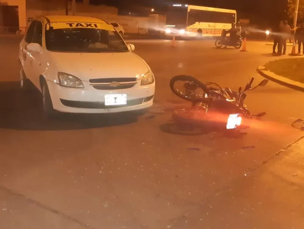 Hospitalizaron en grave estado a un motociclista tras impactar contra un taxi