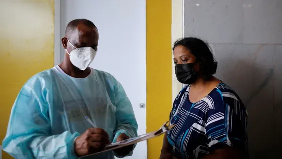 Variante Ómicron: detectan nuevos síntomas en dedos y leche materna