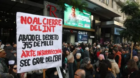 Hubo momentos de tensión en el abrazo en defensa del Instituto Nacional del Teatro