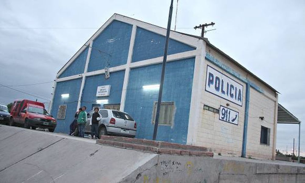 Antes lo apresaban, ahora ayudaron en el parto de su hijo