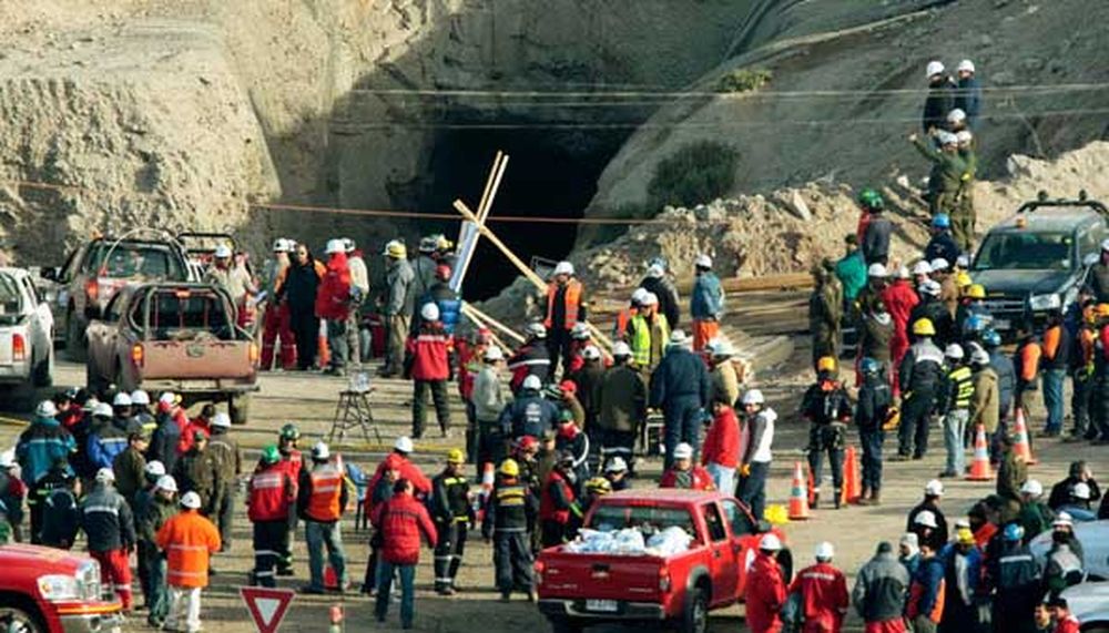 Chile: familiares de los mineros piden participar en la búsqueda