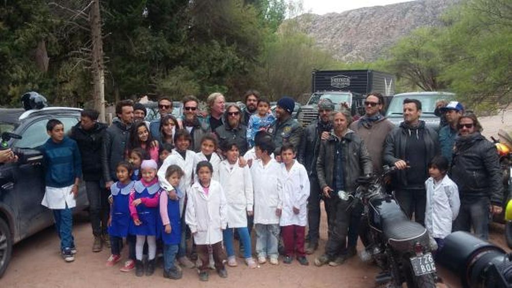 Solidaridad sobre ruedas: en moto entregaron calzado, ropa y útiles para una escuela de La Ciénaga