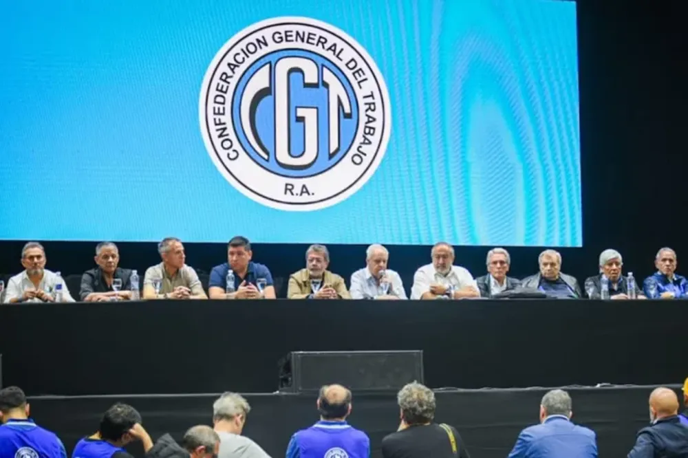 El ala dura del sindicalismo se divide y los gremios del transporte se alinean con la CGT