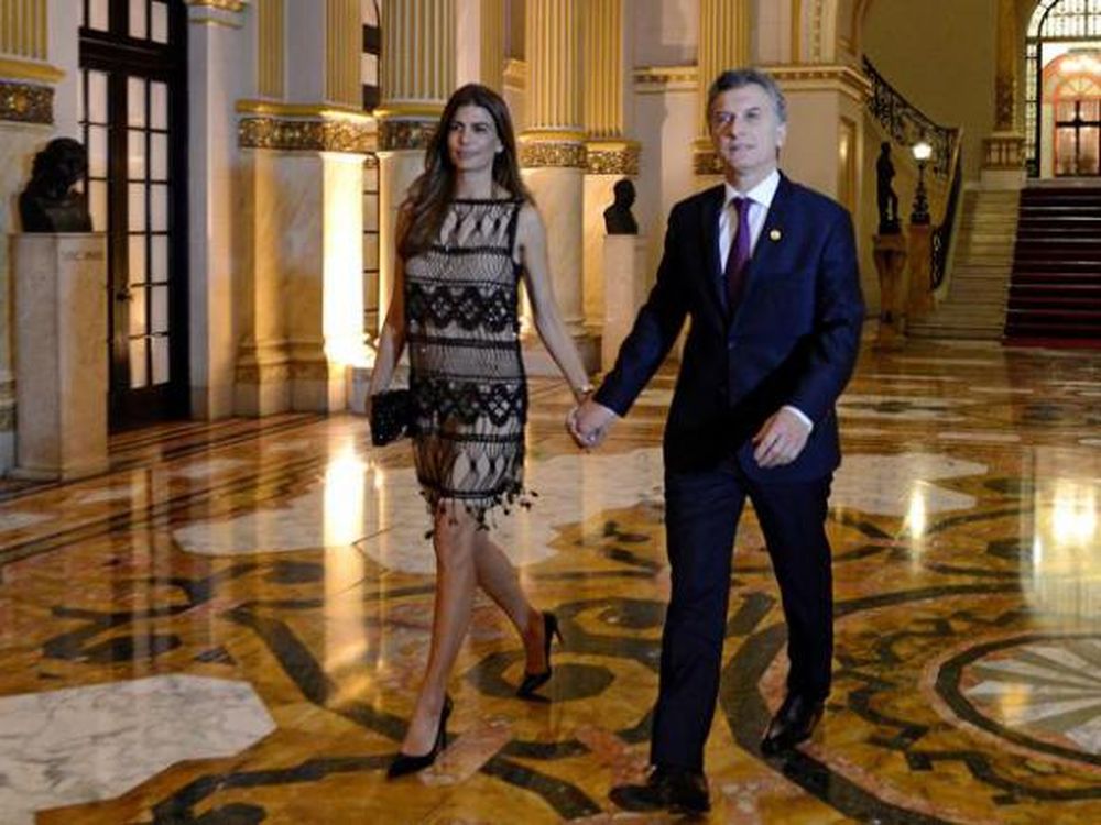 Otra vez, Juliana Awada deslumbró con su look