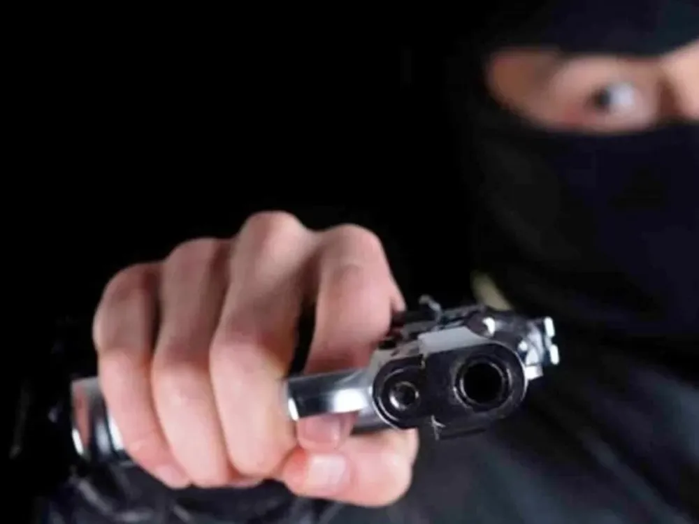 Creyó que lo visitaba su hermano, pero se trataba de un ladrón que le robó casi $200 mil