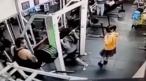 [VIDEO MUY FUERTE] Una mujer murió aplastada por una pesa de 180 kilos