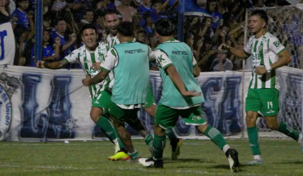 Loco festejo. Tras el gol de Benavídez los jugadores puyutanos le dieron rienda suelta a su alegría. Sportivo clasificó a la final por un gol de más en la serie ante Unión.