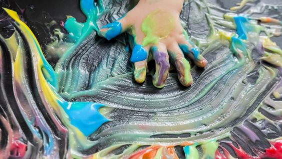 Una bebé vació una lata de pintura y enterneció las redes