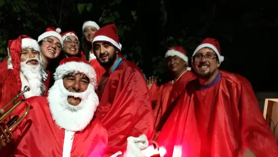 Pablo Sotelo junto a quienes lo acompañan en cada Navidad