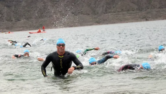 Impresionante. La salida del espejo de Punta Negra de más de mil nadadores generó un espectáculo sensacional en el Ironman que pasó con todo éxito.