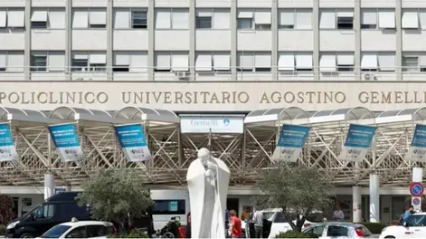 La operación del papa Francisco duró tres horas y terminó “sin complicaciones”