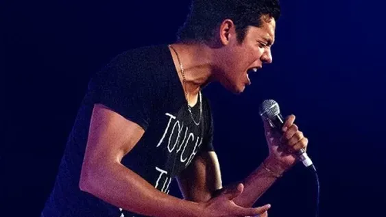 Acuña canta a beneficio