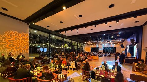 El Salón Grazia, en Pocito, recibió a los invitados de la 38ª Cata San Juan, que se acomodaron en los sillones del salón a disfrutar de la noche entre copas y mesas de degustación.