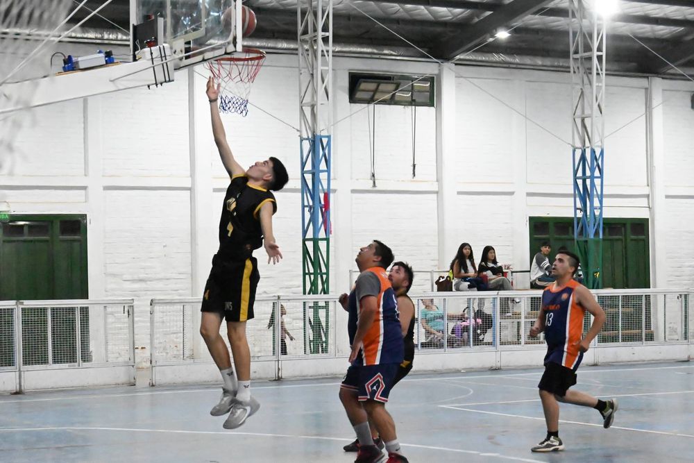 Oferta. El Polideportivo de Rodeo albergó la primera fecha del Torneo Apertura de básquetbol en Iglesia.