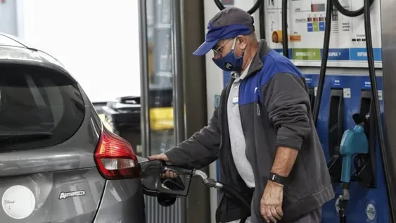 Falta de gasoil: vehículos con patente extranjera pagarán más en las estaciones YPF