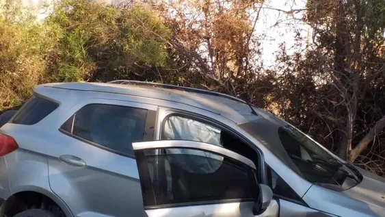 Una camioneta terminó debajo de un camión estacionado