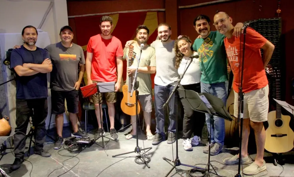 EN PLENO ENSAYO. Tito Medina junto a Lucio Flores, Matías Sánchez, Javier Gómez, Matías Inostroza, Flor Carmona, Juanse Arano, Luis Pulenta, Agustín Hidalgo y Federico Benítez.