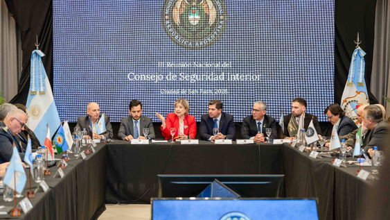 Orrego encabezó el cierre del encuentro federal de Seguridad y entregó medallas de honor a las familias de los fallecidos en Valle Fértil