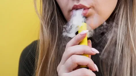 Las tabacaleras afirman que se dirigen a los fumadores adultos para ayudarles a dejar de fumar y reducir los daños del tabaco tradicional. Pero los cigarrillos electrónicos están impulsando una ‘Nueva ola de adicción a la nicotina’’, según Etienne Krug,  director del departamento de determinantes de la salud,  promoción y prevención de la OMS