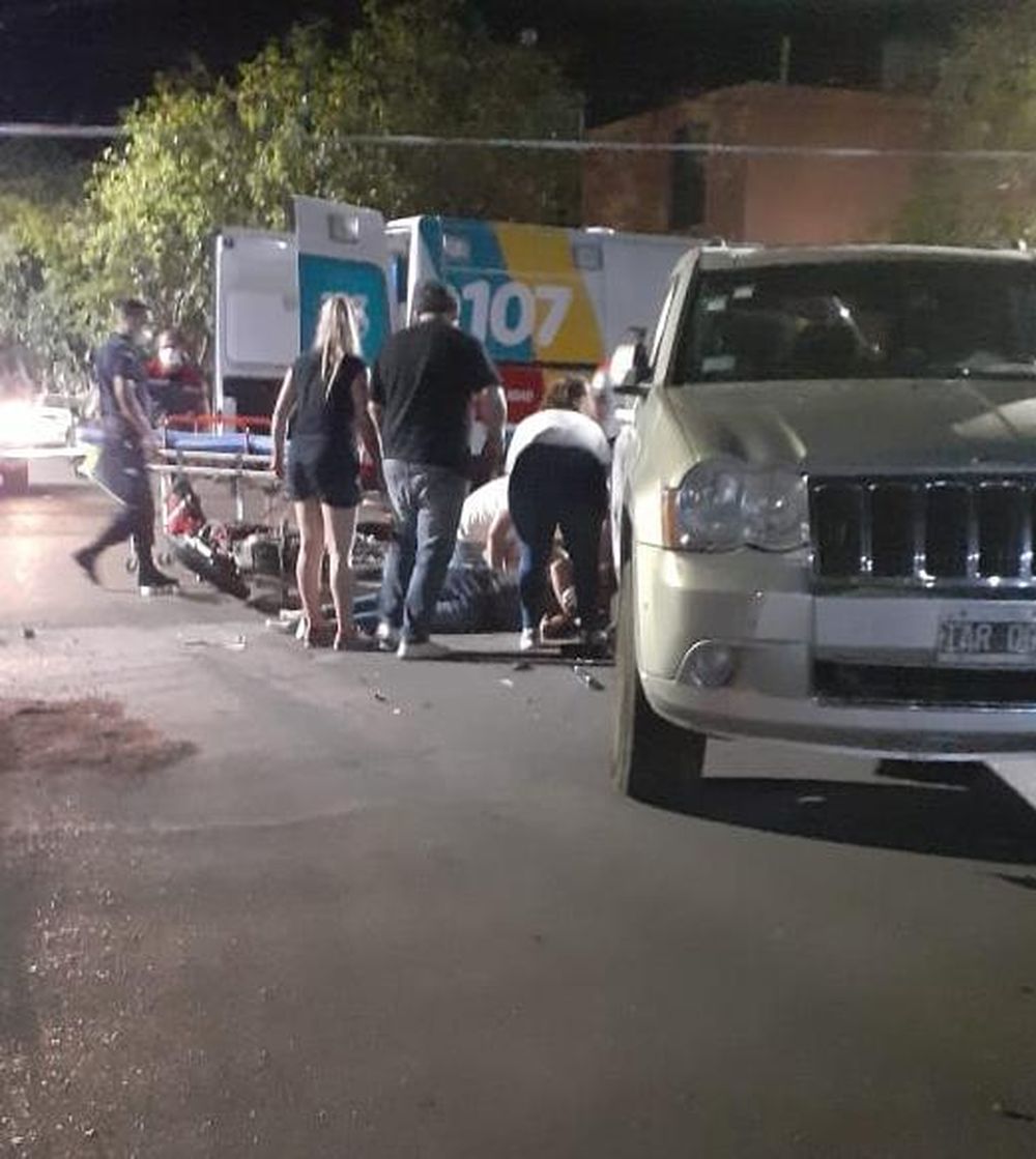 Violento accidente entre una camioneta y una moto deja a dos jóvenes malheridos