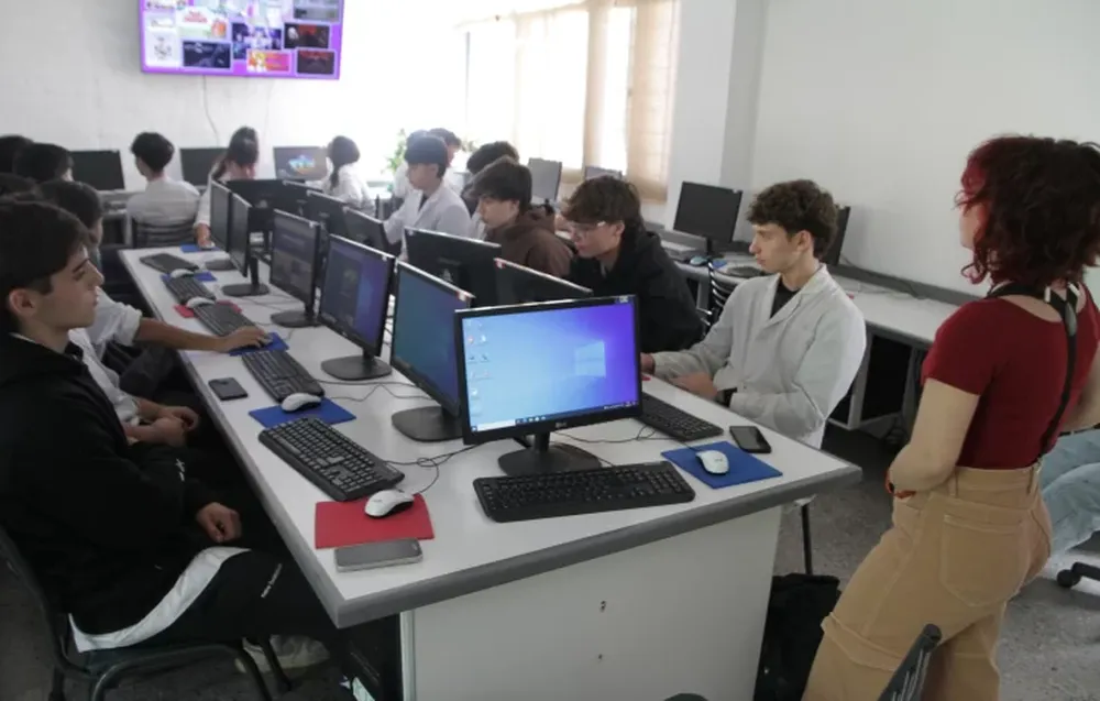 EXPERIENCIA. Los alumnos del Central Universitario participaron de talleres organizados por graduados del colegio que quisieron participar de los festejos del 60mo aniversario.