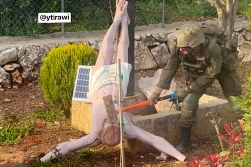 Imagen del soldado israelí golpeando el crucifijo.