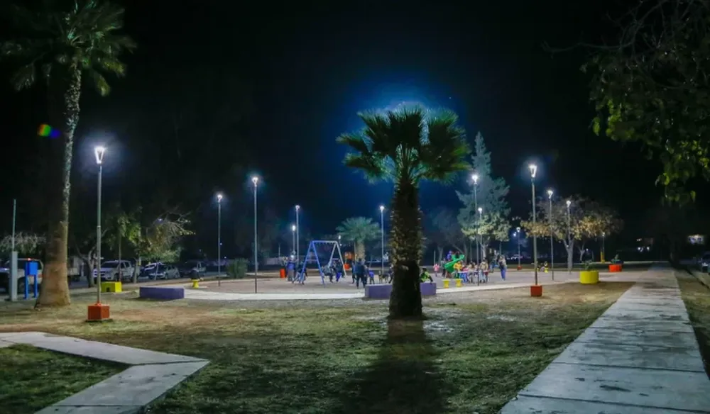 Iluminación de una plaza de Caucete.-