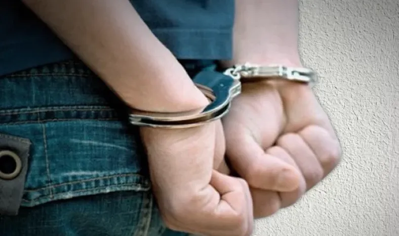 Violó una orden judicial, entró por la fuerza a la casa de su padre y amenazó de muerte a dos familiares