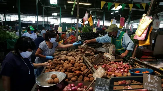 Perú se abre, entre aciertos y errores