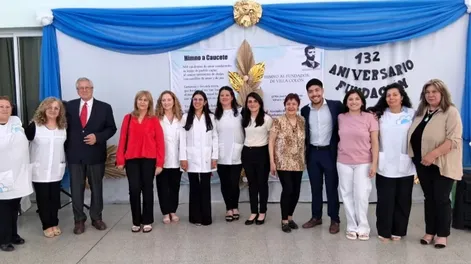 Protagonistas del histórico acto en la Escuela José María de los Ríos, en el marco del 132º aniversario de la fundación de la Villa Colón de Caucete.