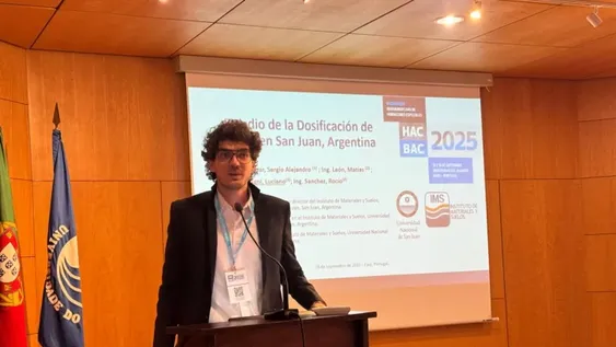 Luciano Buffagni durante su presentación en el HACBAC 2025, en Faro, Portugal, donde expuso su investigación sobre hormigones de ultra alto rendimiento desarrollada en la UNSJ.