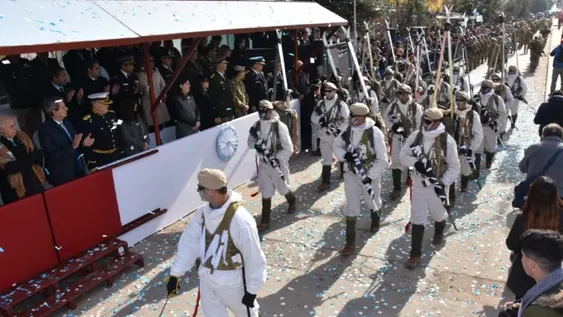 La Chimbera se cubrió de celeste y blanco en el homenaje por el Día de la Independencia