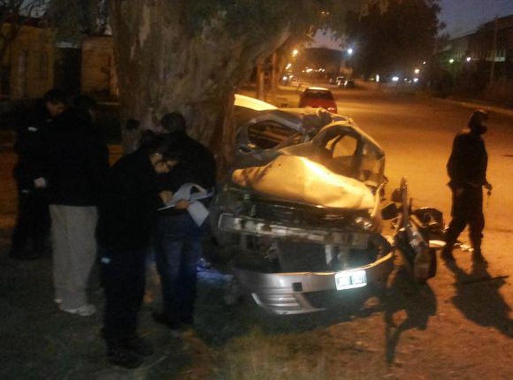 Volvía de una fiesta y murió al impactar contra un árbol