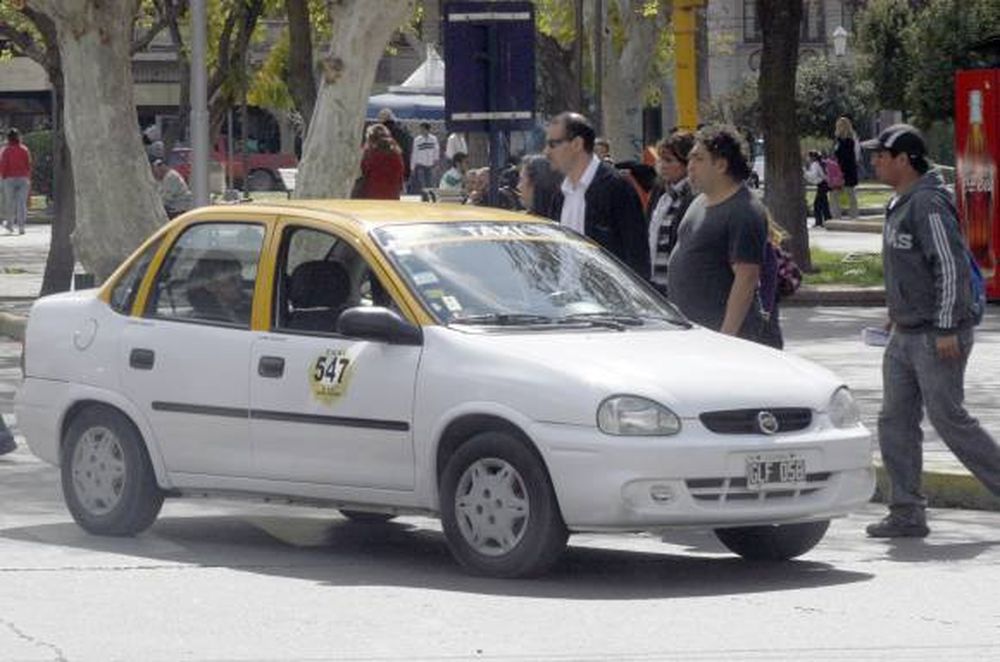 Taxis, con fotos y datos  del chofer, en el asiento