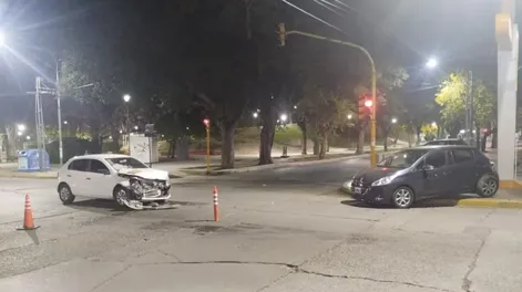 Fuerte choque en una esquina con semáforos: investigan quién pasó en rojo