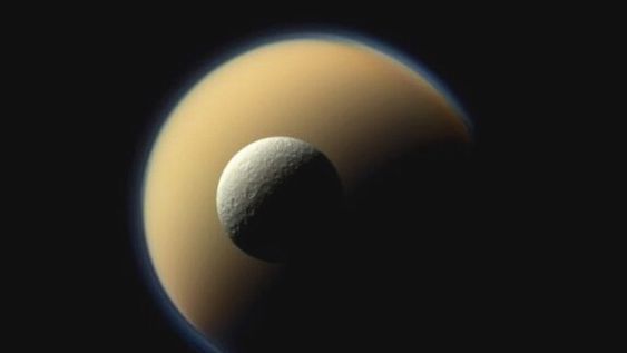 GRAN LUNA TITÁN. Con la luna más pequeña Mimas en primer plano.