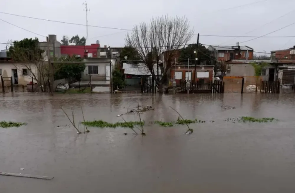Las fuertes lluvias provocan anegamientos y complicaciones en La Plata