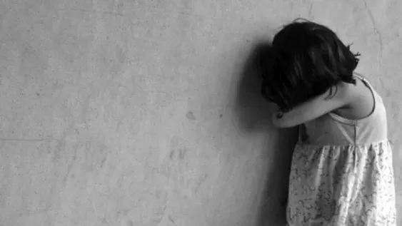 Violó a su nieta, recibió la prisión domiciliaria y la llamó por teléfono