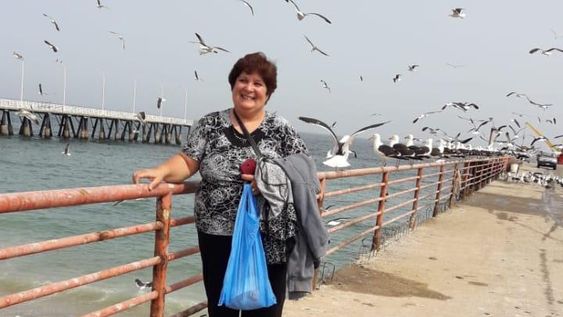 Lleva 3 décadas buscando a su madre, de la que sólo tiene una medallita que le dejó al nacer