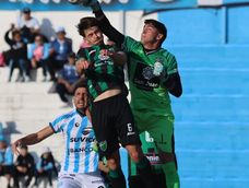 Aire. Díaz Robles y Cocca despejan el peliigro en el área de San Martín. El Verdinegro mereció algo más en Córdoba pero no supo resolverlo.