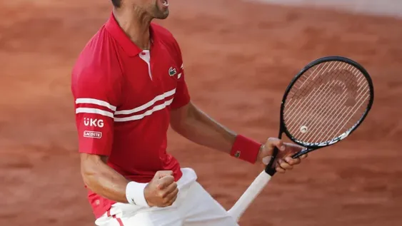 Djokovic ganó ante un enorme Tsitsipas
