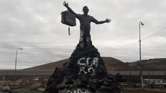 La estatua de Néstor Kirchner, pintada y con un bolso colgando