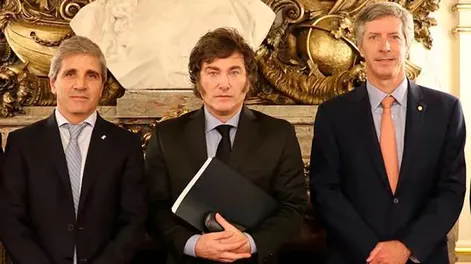 Luis Caputo, Javier Milei y Santiago Bausili