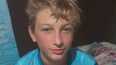 Cuatro hombres se bajaron de un auto y asesinaron a palazos a un adolescente de 14 años que juntaba mangos