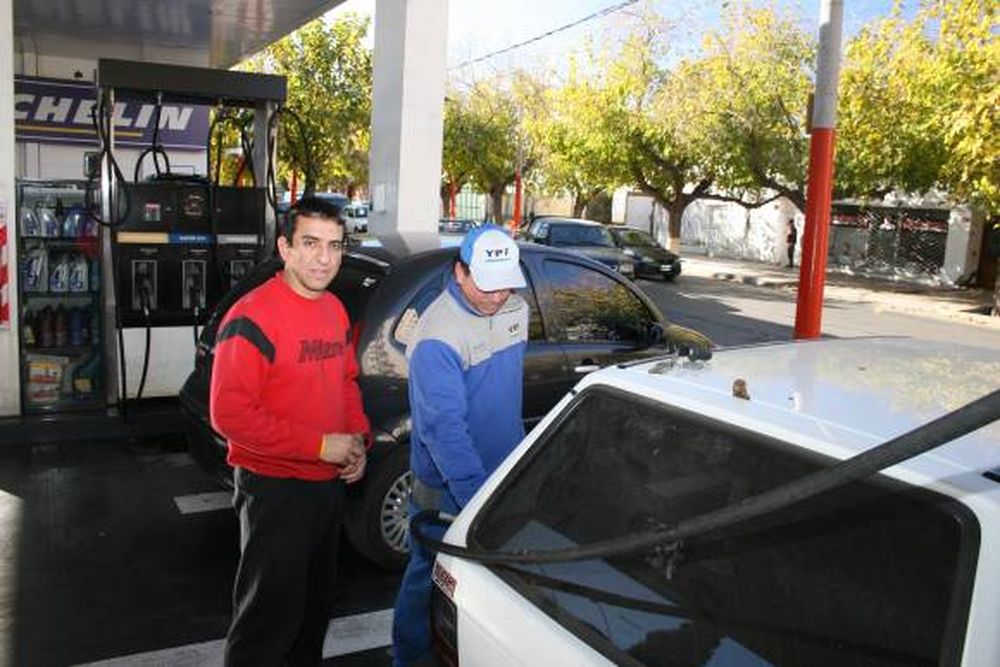 Escasea combustible en algunas estaciones