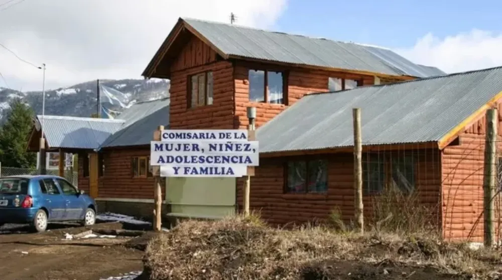 En Neuquén acusan a un hombre de secuestrar, violar y arrojar por la escalera a su pareja