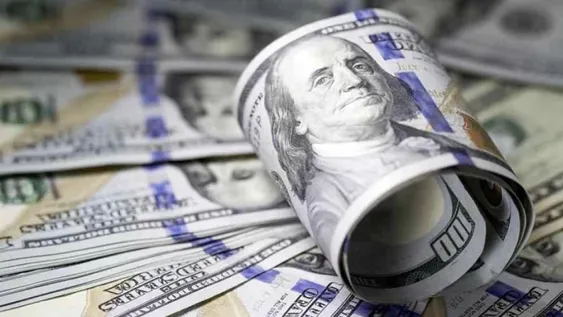 El dólar blue cayó un peso y cerró en $137