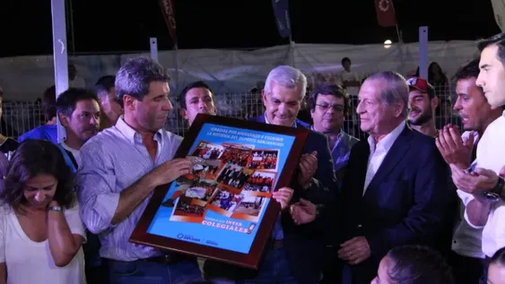 Emotiva distinción al director de DIARIO DE CUYO en el stand de Deportes