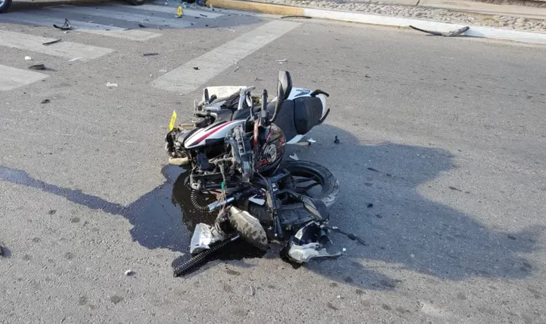 Destrozada quedó la moto Rouser 200cc. luego del violento impacto. Su condutor no sobrevivió.