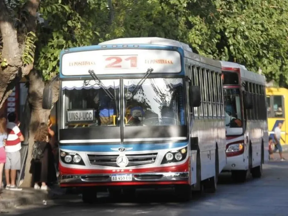 Hasta ahora, sigue en pie el paro organizado por los choferes de colectivo para mañana